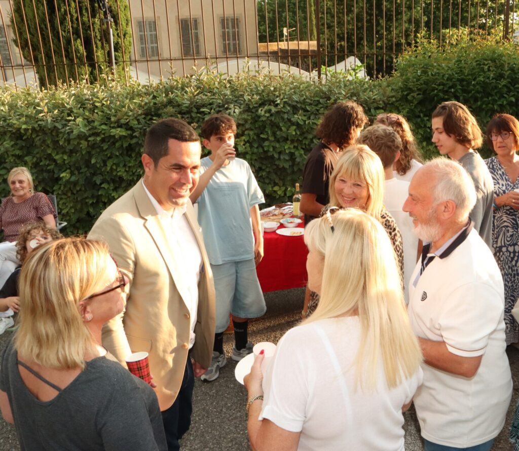 À l’occasion de la traditionnelle « Fête des voisins », de nombreux habitants se sont réunis dans les différents noyaux villageois de la commune ces dernières semaines.