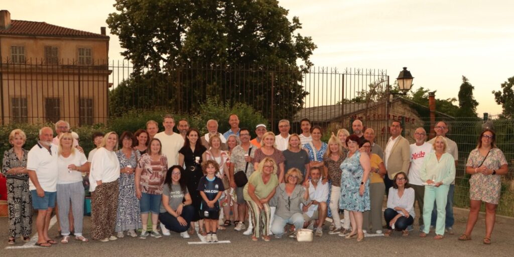 À l’occasion de la traditionnelle « Fête des voisins », de nombreux habitants se sont réunis dans les différents noyaux villageois de la commune ces dernières semaines.