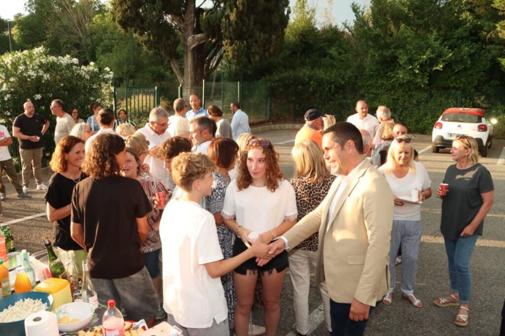 À l’occasion de la traditionnelle « Fête des voisins », de nombreux habitants se sont réunis dans les différents noyaux villageois de la commune ces dernières semaines.