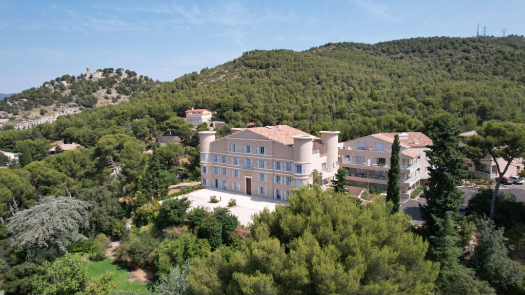 Ce mercredi soir, la Ville d’Allauch a inauguré la résidence Carlevan en présence de Monsieur le Maire Lionel de Cala, aux côtés de ses élus et de Serge Perottino, marquant ainsi l’aboutissement d’un projet engagé depuis plusieurs années autour de la préservation et de la valorisation de ce site emblématique.