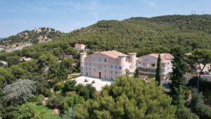 Ce mercredi soir, la Ville d’Allauch a inauguré la résidence Carlevan en présence de Monsieur le Maire Lionel de Cala, aux côtés de ses élus et de Serge Perottino, marquant ainsi l’aboutissement d’un projet engagé depuis plusieurs années autour de la préservation et de la valorisation de ce site emblématique.