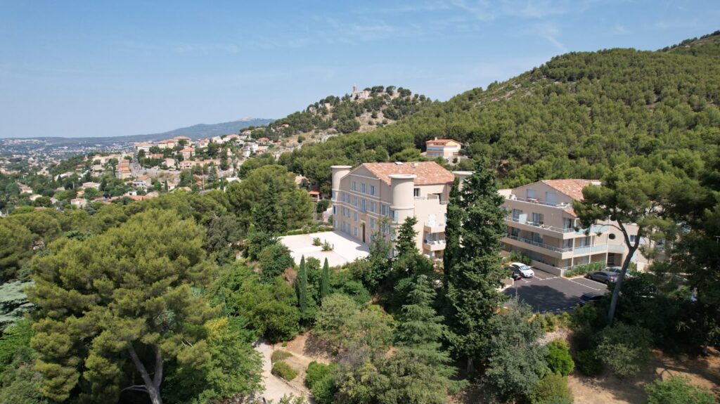 Ce mercredi soir, la Ville d’Allauch a inauguré la résidence Carlevan en présence de Monsieur le Maire Lionel de Cala, aux côtés de ses élus et de Serge Perottino, marquant ainsi l’aboutissement d’un projet engagé depuis plusieurs années autour de la préservation et de la valorisation de ce site emblématique.