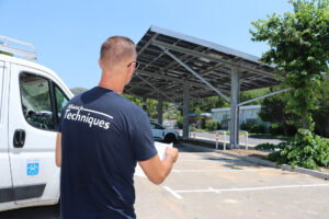 Allauch poursuit activement le développement des énergies renouvelables avec l’installation de panneaux photovoltaïques à l’Espace Robert Ollive ainsi que sur le toit du gymnase Francis-Tommasi, à proximité du collège Yves-Montand.