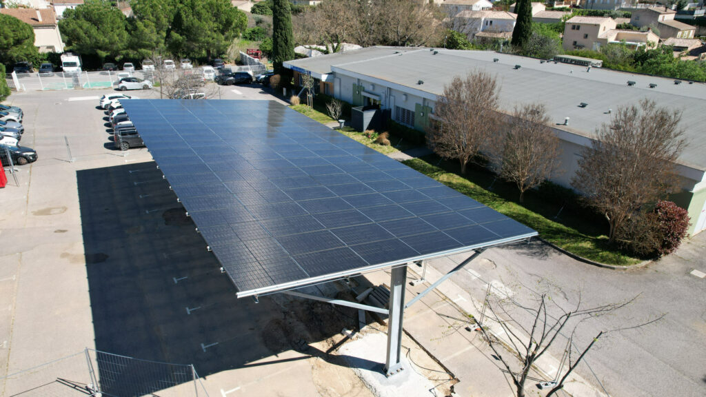 Allauch poursuit activement le développement des énergies renouvelables avec l’installation de panneaux photovoltaïques à l’Espace Robert Ollive ainsi que sur le toit du gymnase Francis-Tommasi, à proximité du collège Yves-Montand.