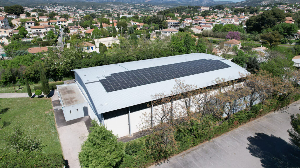 Allauch poursuit activement le développement des énergies renouvelables avec l’installation de panneaux photovoltaïques à l’Espace Robert Ollive ainsi que sur le toit du gymnase Francis-Tommasi, à proximité du collège Yves-Montand.