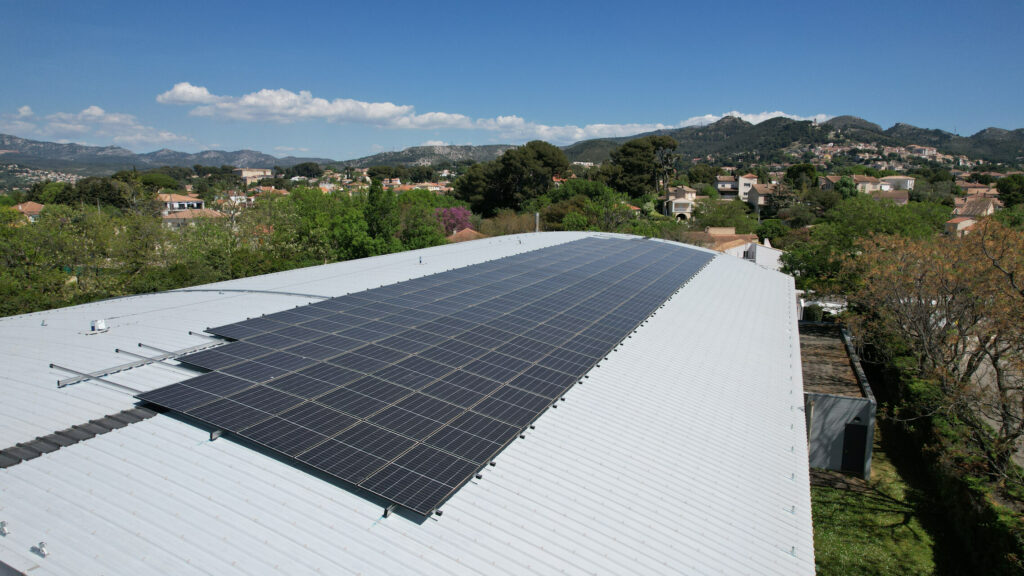 Allauch poursuit activement le développement des énergies renouvelables avec l’installation de panneaux photovoltaïques à l’Espace Robert Ollive ainsi que sur le toit du gymnase Francis-Tommasi, à proximité du collège Yves-Montand.