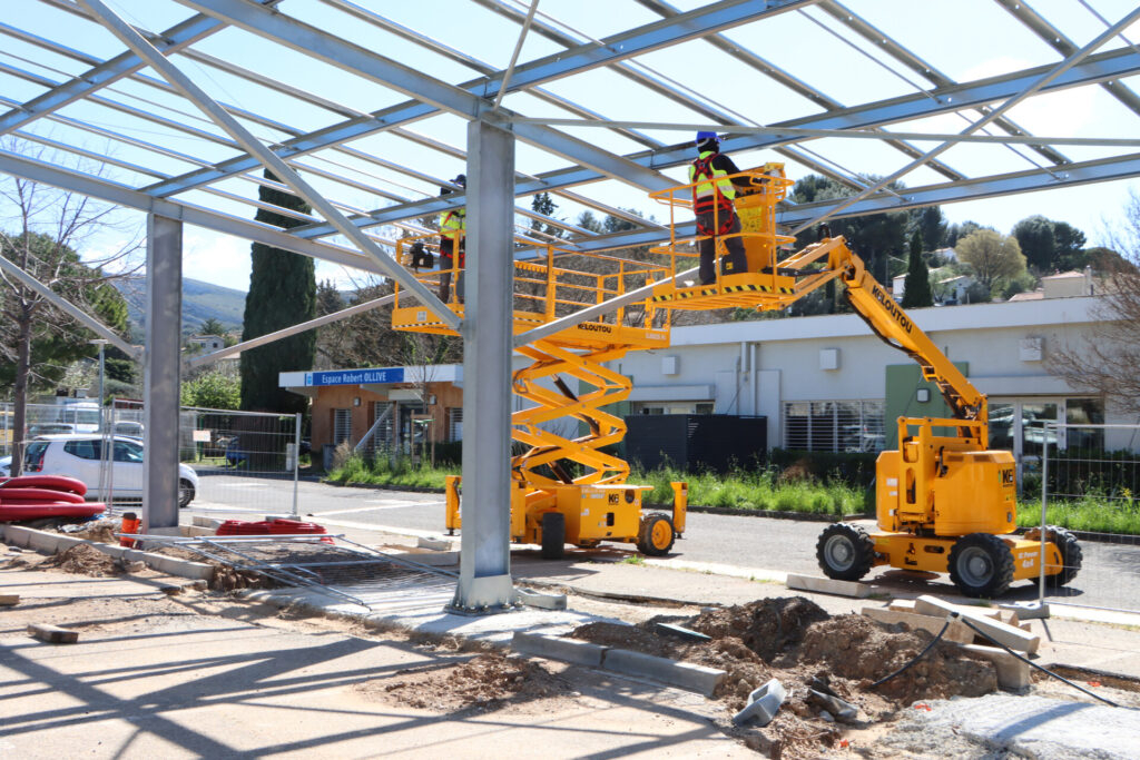 Allauch poursuit activement le développement des énergies renouvelables avec l’installation de panneaux photovoltaïques à l’Espace Robert Ollive ainsi que sur le toit du gymnase Francis-Tommasi, à proximité du collège Yves-Montand.