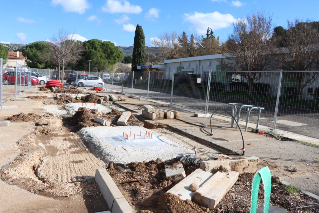 Allauch poursuit activement le développement des énergies renouvelables avec l’installation de panneaux photovoltaïques à l’Espace Robert Ollive ainsi que sur le toit du gymnase Francis-Tommasi, à proximité du collège Yves-Montand.