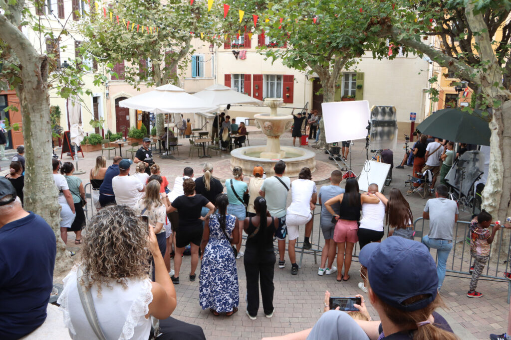 Allauch vous invite à découvrir l’univers de la célèbre série de TF1 et à retrouver l’esprit du mythique quartier du Mistral, lieu emblématique de Plus belle la vie, encore plus belle, dont les décors ont marqué des générations de téléspectateurs.