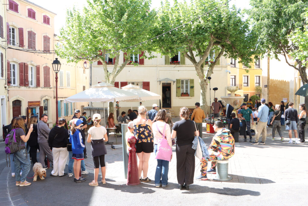 Allauch vous invite à découvrir l’univers de la célèbre série de TF1 et à retrouver l’esprit du mythique quartier du Mistral, lieu emblématique de Plus belle la vie, encore plus belle, dont les décors ont marqué des générations de téléspectateurs.