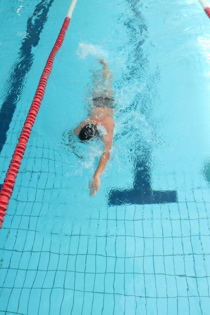 Ecole de natation, cours particuliers, aquaphobie, BNSSA, bébés nageurs… à partir de la rentrée, la Ville d'Allauch enrichit et complète son offre sportive avec une toute nouvelle activité : la “natation perfectionnement”, destinée aux adultes et aux adolescents à partir de 12 ans.